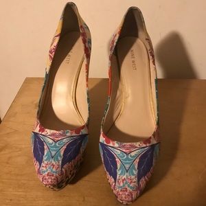 Multi color platform pumps